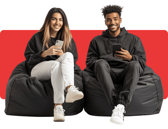 Pessoas sentadas em puffs